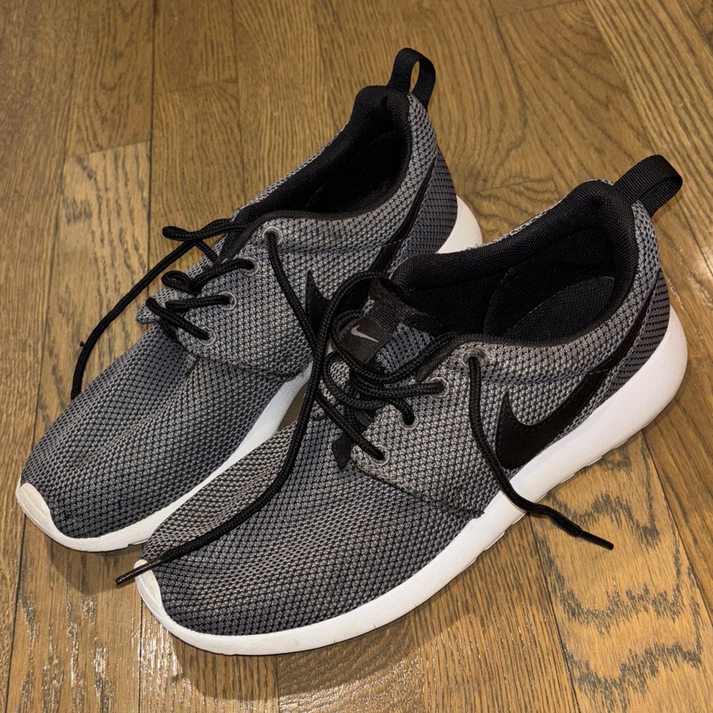 Nike Roshe Women’s Black and Gray Sneakers